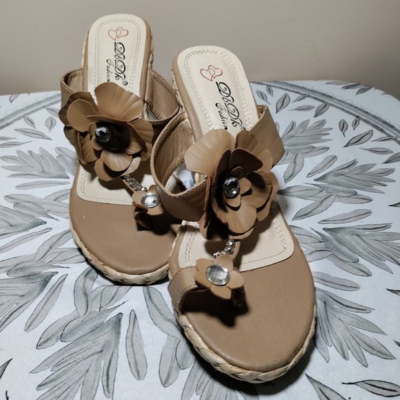 DB DK FASHION TAN FLOWER WEDGES - Picture 1 of 3